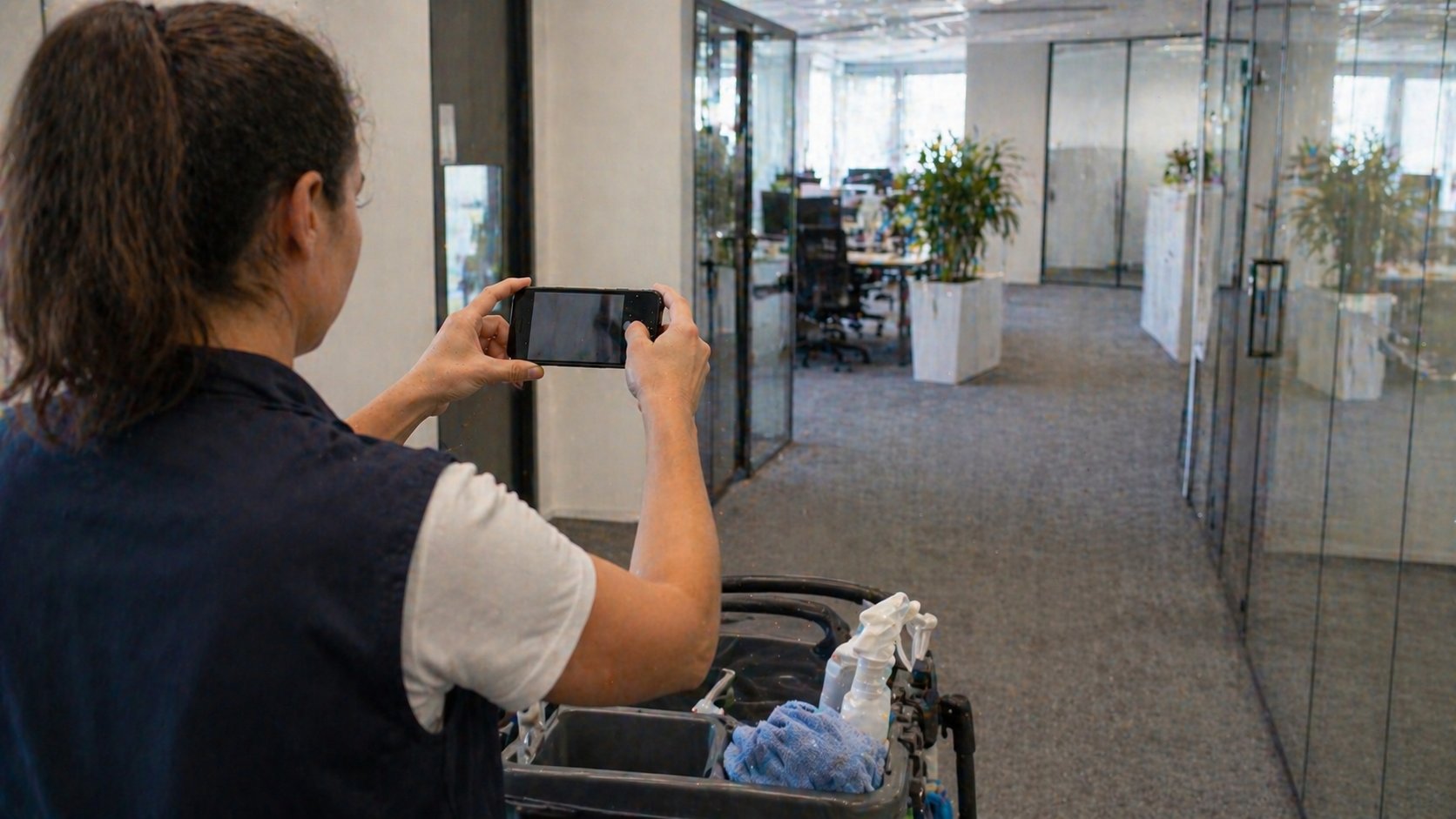 Gebäudereinigung dokumentiert reinigungsinspektion mit dem Smartphone